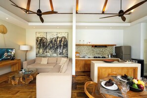 Deluxe villa, uitzicht op zwembad | Dineerruimte