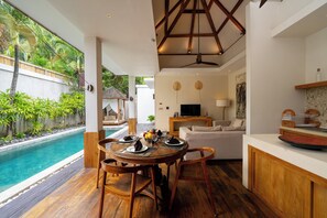 Deluxe Villa, Pool View | Dining room