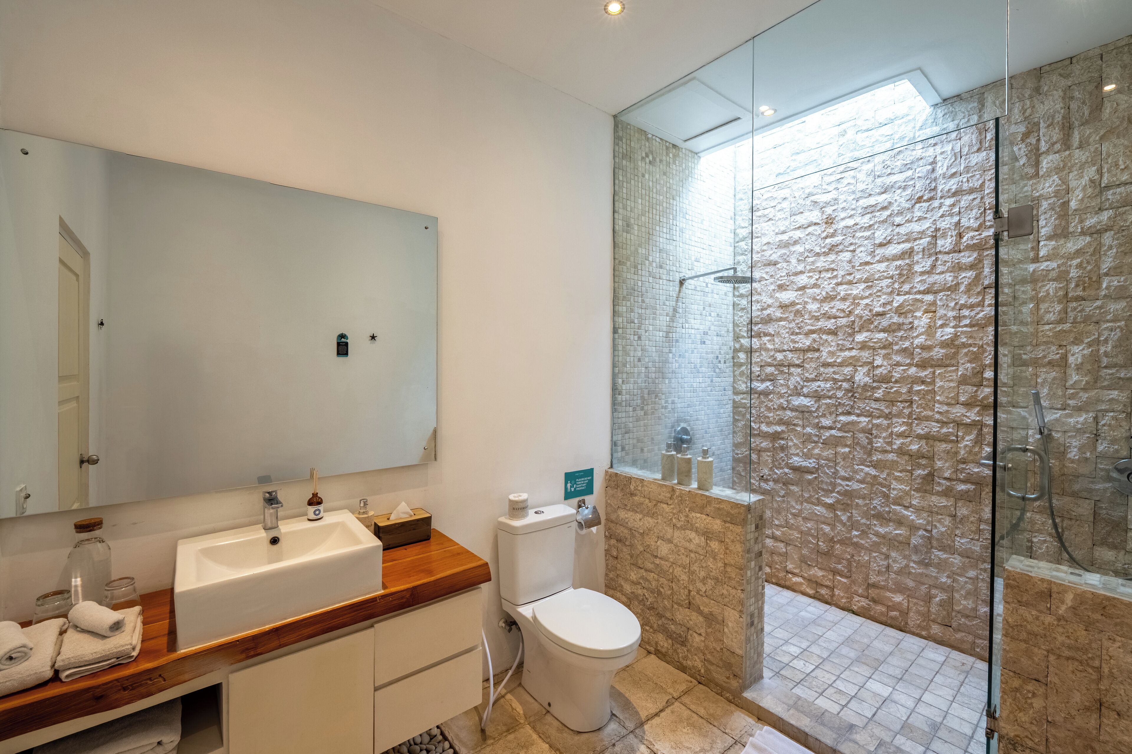 Deluxe-Villa, Poolblick | Badezimmer | Kostenlose Toilettenartikel, Bademäntel, Bidet, Handtücher