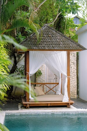 Kolam renang outdoor