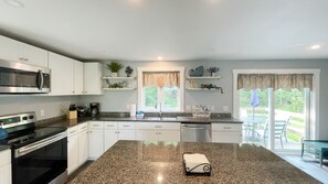 Kylskåp, mikrovågsugn, ugn och spishäll