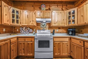 冷蔵庫、電子レンジ、オーブン、コンロ