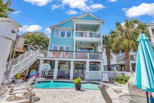 Short 2 minute walk to beach !
5 min. Walk to restuarants , parks & activities 
