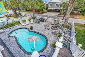 Outdoor pool - Short 2 minute walk to beach !
5 min. Walk to restuarants , parks & activities  (Surfside Beach)