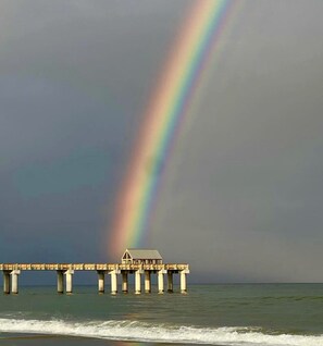 Nær stranden, solsenger og strandhåndklær