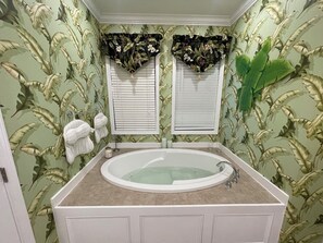 Jetted bath, hair dryer, towels, soap - Short 2 minute walk to beach !
5 min. Walk to restuarants , parks & activities  (Surfside Beach)