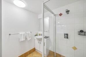 Bruser, hårtørrer, håndklæder