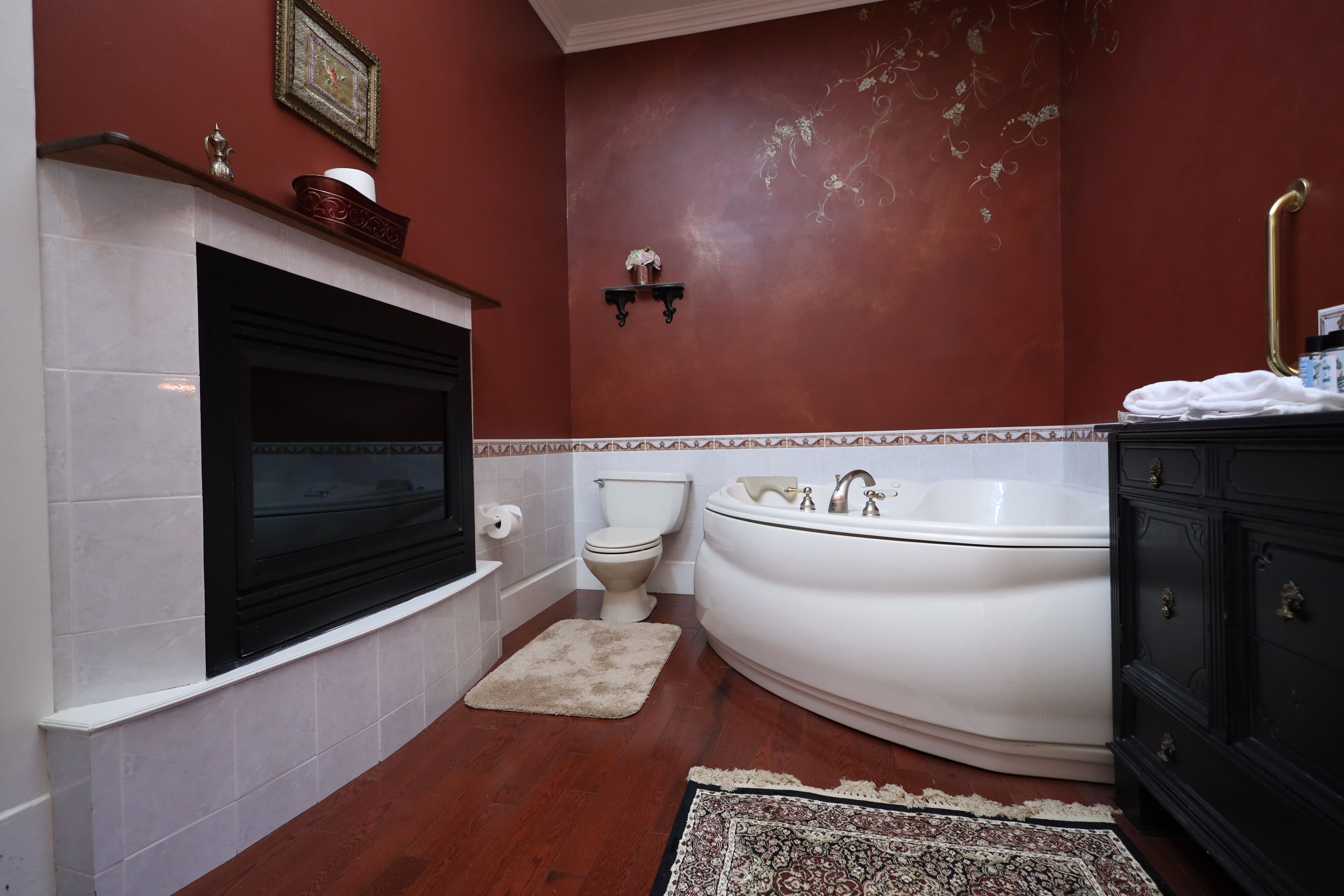 A bathroom with a bathtub, toilet, and vanity.