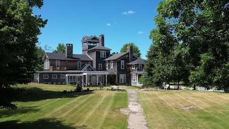 Exterior. Thousand Island Hart House