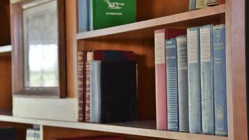 Uma estante com vários livros, incluindo títulos como 'The Life of Madame Roland' e 'Letters of a Philosopher'.