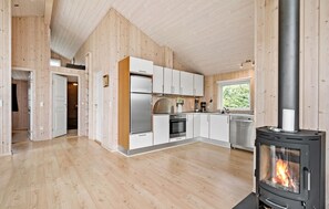 Fridge, oven, stovetop, dishwasher - Amazing home in Tarm with WiFi (Tarm)