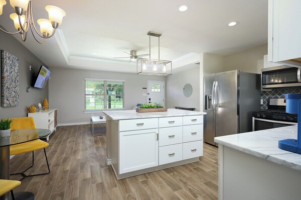 Fridge, microwave, oven, stovetop - Furnished 3BR Near Lackland AFB •Insurance/ALE Housing •Fast Wi-Fi• Washer/Dryer (San Antonio)