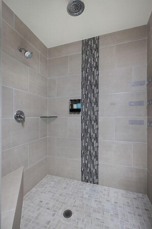Douche, séchoir à cheveux, serviettes fournies