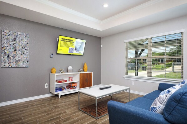 Smart TV, fireplace