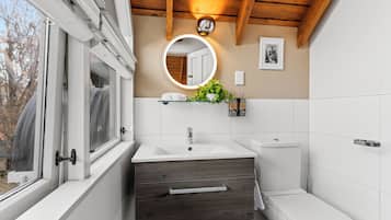 Habitación Confort, vistas a la montaña | Baño | Ducha, secador de pelo, toallas y jabón