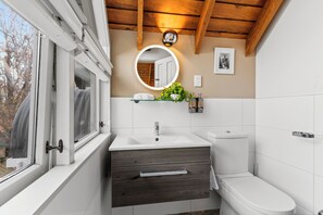 Comfort Room, Mountain View | Bathroom | Shower, hair dryer, towels, soap - GY Boutique Hotel (Glenorchy)