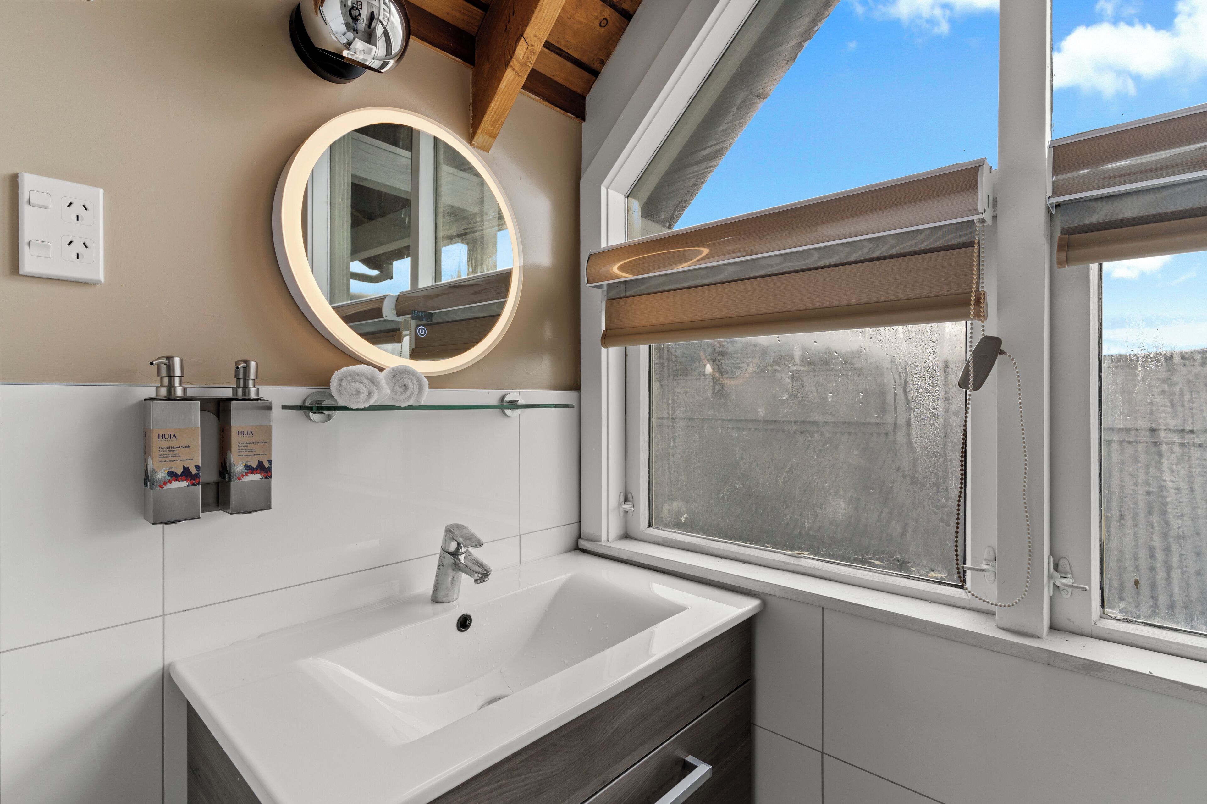 Chambre Quadruple Confort, vue montagne | Salle de bain | Douche, sèche-cheveux, serviettes fournies, savon