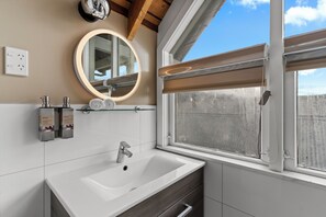 Comfort vierpersoonskamer, uitzicht op bergen | Badkamer | Een douche, een haardroger, handdoeken, zeep