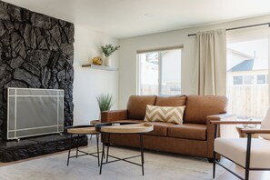 Smart TV, table football, computer monitors - NEW! Chic+Cozy, Sleeps 14, King Bed, Work Desk, Tahoe 30 min, Mt Rose Ski 20 min (Reno)