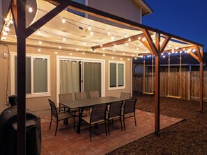 Outdoor dining - NEW! Chic+Cozy, Sleeps 14, King Bed, Work Desk, Tahoe 30 min, Mt Rose Ski 20 min (Reno)