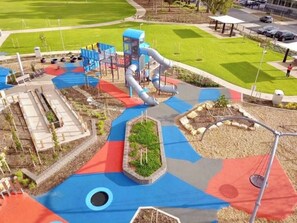 Une aire de jeux avec des toboggans et des structures d’escalade.