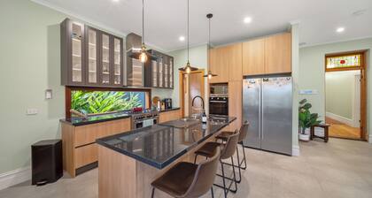 Stanley Stay - Central Location, 3 bdrms, WiFi, Pizza Oven, Pets Welcome