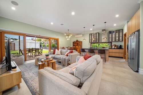 Stanley Stay - Central Location, 3 bdrms, WiFi, Pizza Oven, Pets Welcome