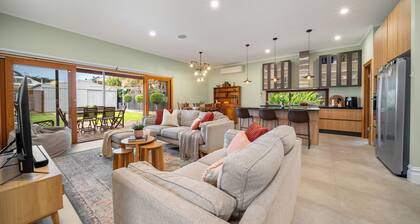 Stanley Stay - Central Location, 3 bdrms, WiFi, Pizza Oven, Pets Welcome