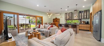 Stanley Stay - Central Location, 3 bdrms, WiFi, Pizza Oven, Pets Welcome