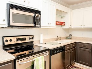 Cookware/dishes/utensils - The Edinburgh | Best Playoff Weekend Rate (Oxford)