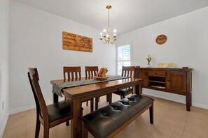 Dining - Spacious Condo W/ Pool,Gym near Disney & Seaworld (Kissimmee)