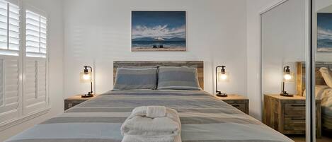 3 habitaciones, escritorio y tabla de planchar con plancha