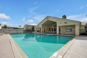 A heated pool - Spacious Condo W/ Pool,Gym near Disney & Seaworld (Kissimmee)