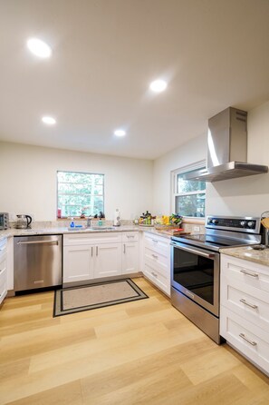 Réfrigérateur, four à micro-ondes, un four, surface de cuisson