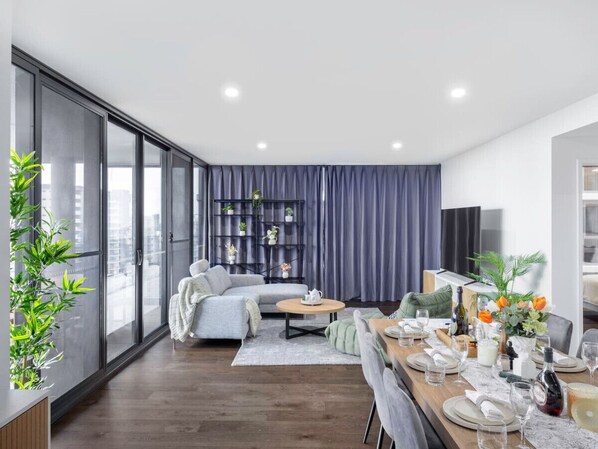 Interior - Cityview 4 Beds/FR Carpark/pool at South Bank (South Brisbane)