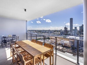 Outdoor dining - Cityview 4 Beds/FR Carpark/pool at South Bank (South Brisbane)