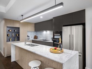 Fridge, microwave, oven, stovetop - Cityview 4 Beds/FR Carpark/pool at South Bank (South Brisbane)