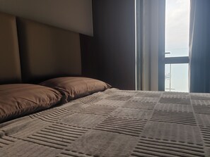 2 bedrooms, blackout curtains, free WiFi, bed sheets - CozyHomes at One Residence Batam (Batam)