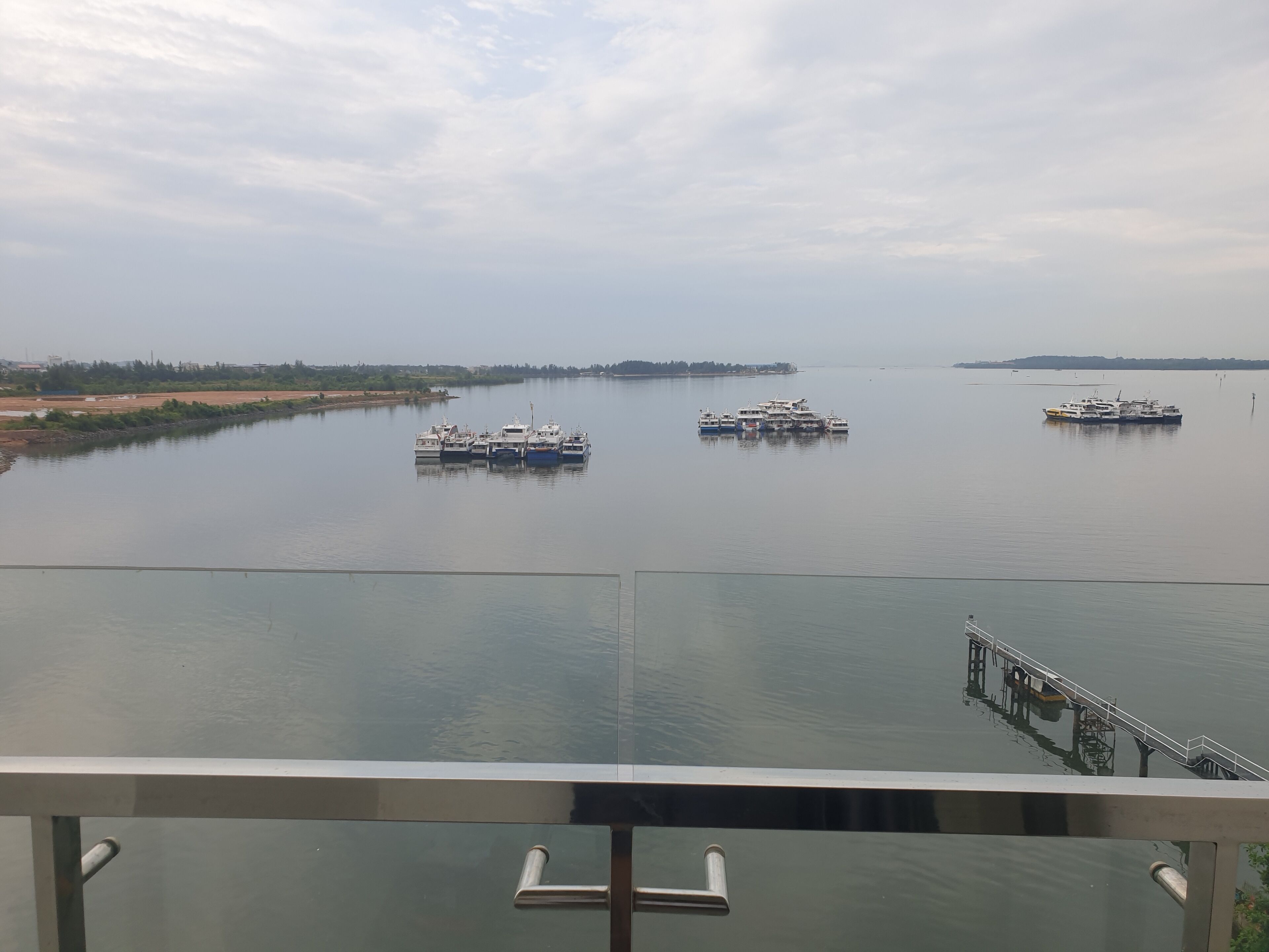 Een rustig rivierlandschap met verschillende boten afgemeerd aan de oever.