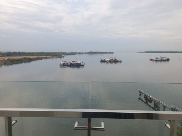 Une vue sur une rivière paisible, avec plusieurs bateaux amarrés le long de la rive.