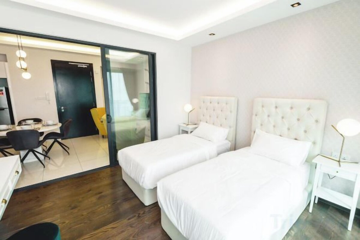 Tabla de planchar con plancha, wifi gratis, ropa de cama