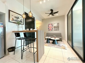 Studio Confort, 1 très grand lit, non-fumeurs | Restauration dans la chambre