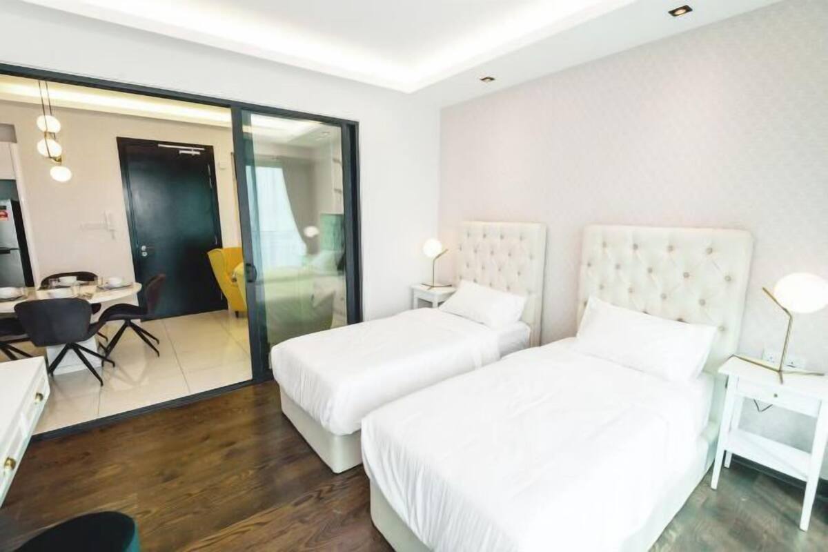 Tabla de planchar con plancha, wifi gratis, ropa de cama