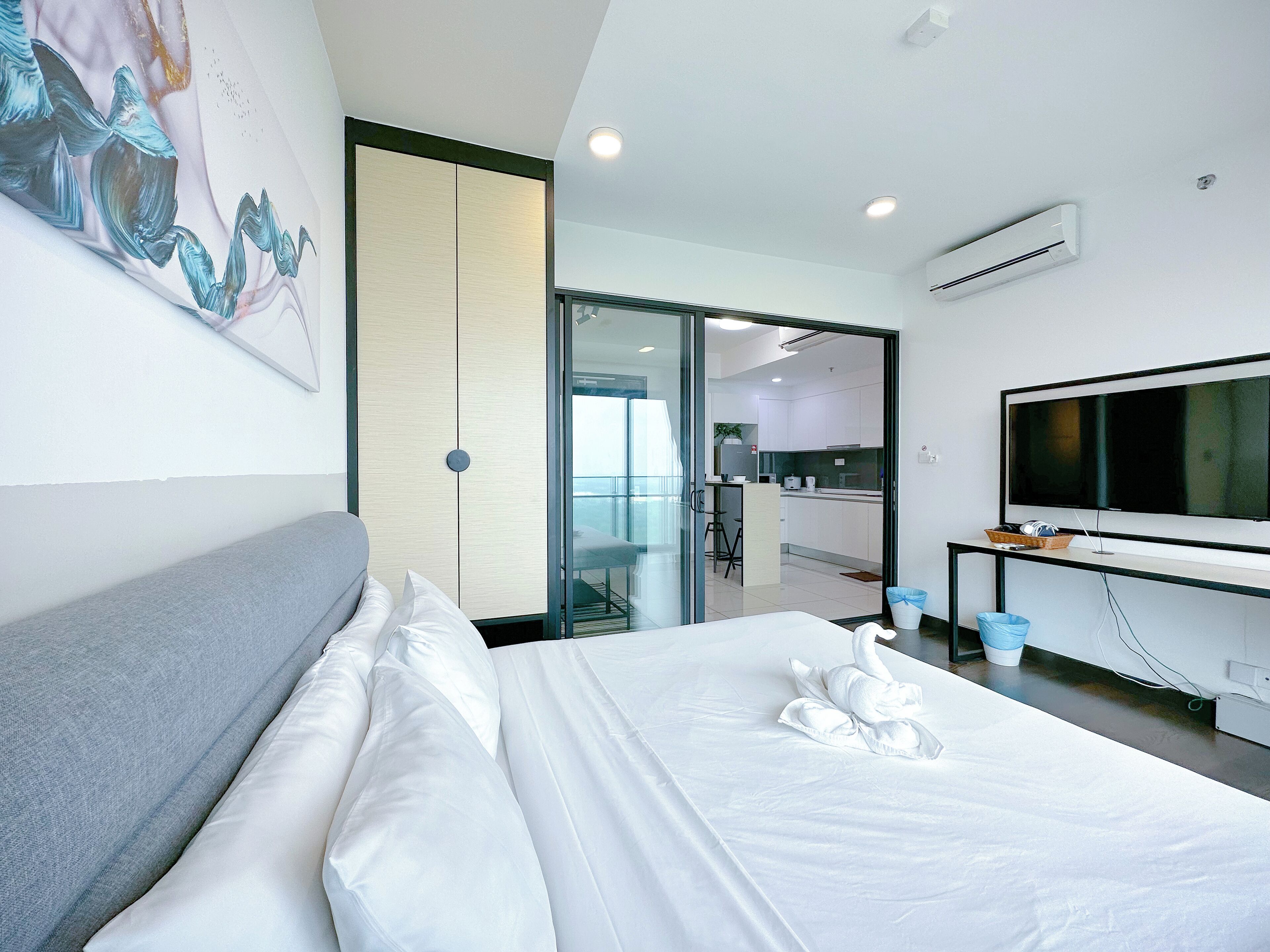 Comfort Studio, 1 Queen Bed, Non Smoking, Balcony | Iron/ironing board, free WiFi, bed sheets