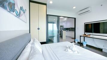 Comfort Studio, 1 Queen Bed, Non Smoking, Balcony | Iron/ironing board, free WiFi, bed sheets