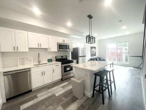 Urban Loft 2-Bedroom Retreat – Ideal for Groups, Sleeps 5