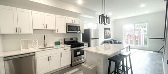 Urban Loft 2-Bedroom Retreat – Ideal for Groups, Sleeps 5
