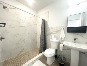 Håndklær, såpe, sjampo og toalettpapir