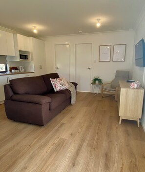 Smart TV - Berridale Alpine Retreat
Entire cabin in Berridale, Australia
45mins to snow! (Berridale)