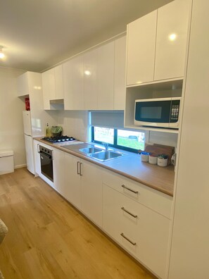 Fridge, microwave, oven, stovetop - Berridale Alpine Retreat
Entire cabin in Berridale, Australia
45mins to snow! (Berridale)